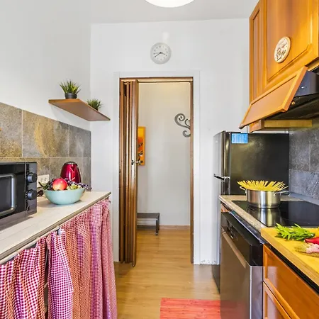 Apartment Casa Mirella Quiet 2br With View, Balcony And Ac - Happy *